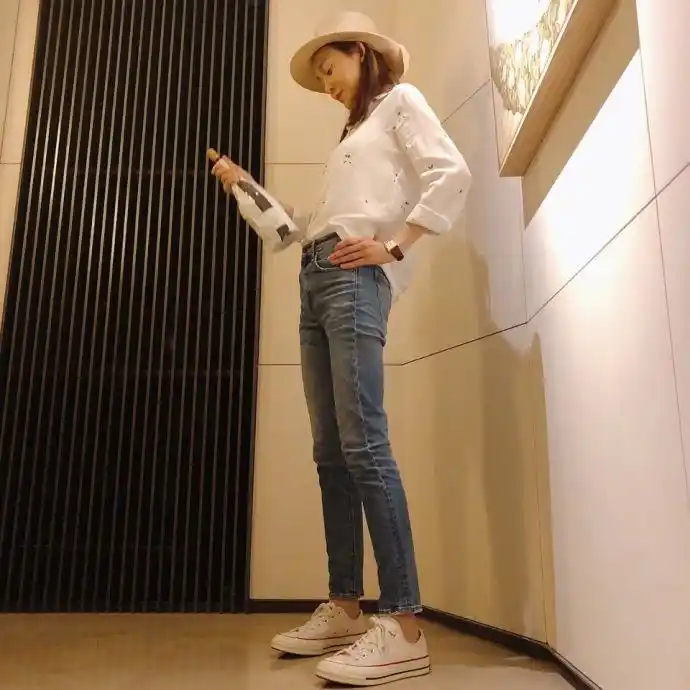 组图:范玮琪白衬衫搭牛仔裤大秀长腿 低头浅笑文艺范十足