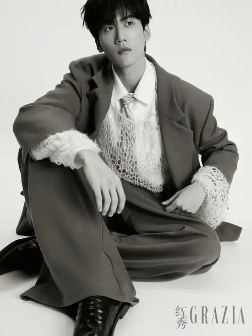 周柯宇红秀封面