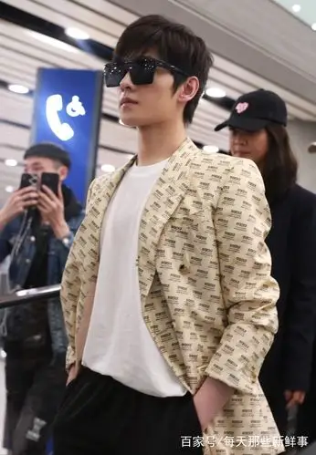 戴墨镜气场全开的杨洋!走路都带风啊!带着墨镜真是高冷又帅气!