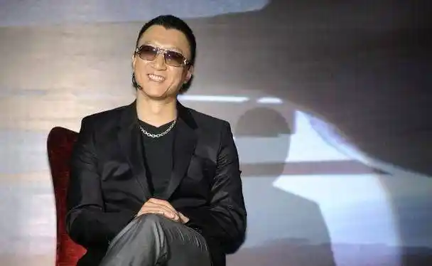 孙红雷霸气侧漏,看着有点坏坏的样子,其实他是中国的好男人!