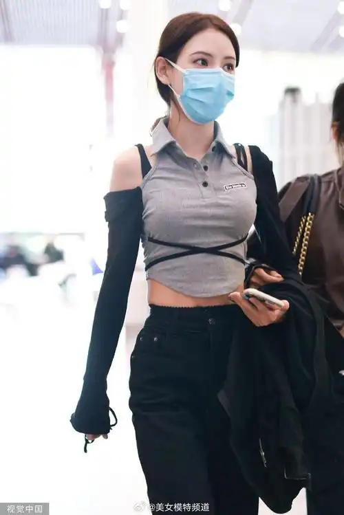 张予曦穿拼色上衣搭配黑色长裤小露细腰休闲时尚身材好