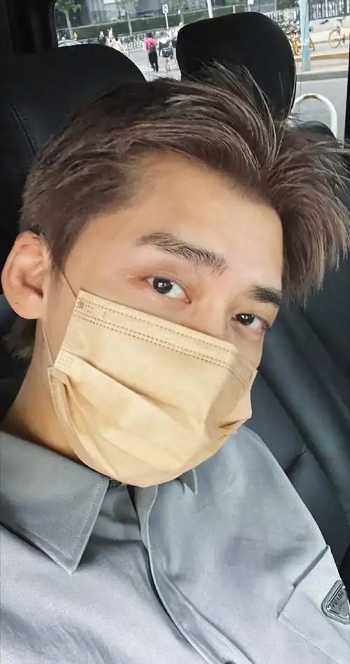 李易峰晒新发色自拍##李易峰新发色