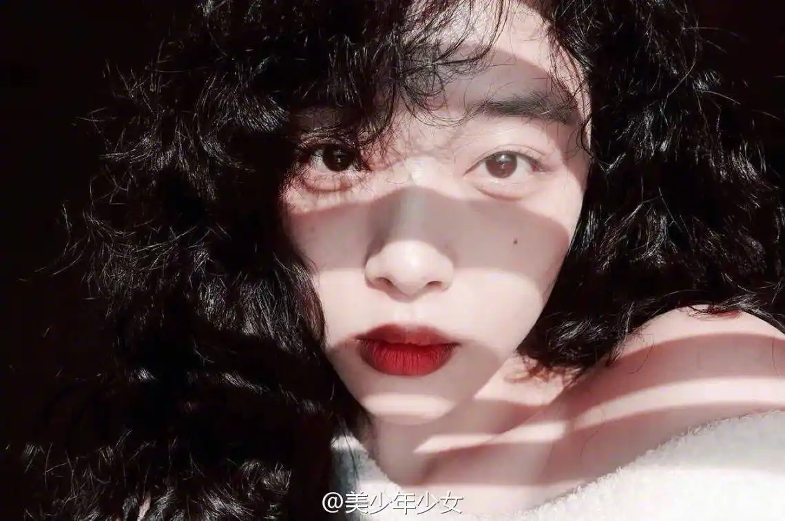 崔雪莉ins发唇色自拍 被赞涂口红最美女明星