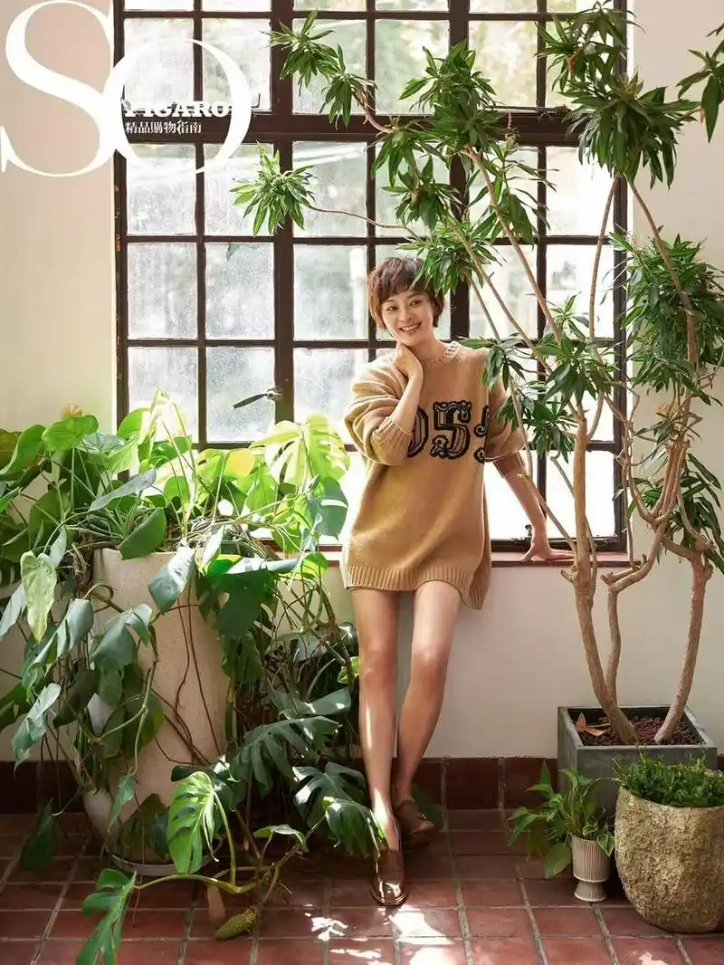 8月5日,孙俪一组清新明媚的封面写真大片曝光,无论是日常休闲装还是