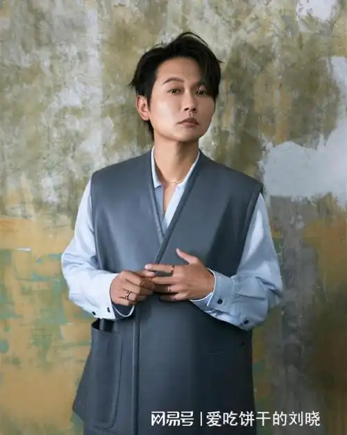 德云社孟鹤堂发文晒九宫格写真照引热议孟哥是越来越帅气