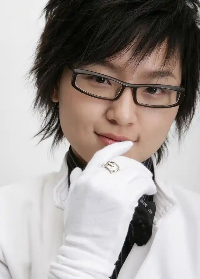 周笔畅早期帅气写真