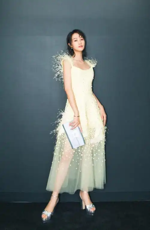 蓝盈莹衣服下滑露出肩膀就算了下摆还只扎一半真是气死强迫症