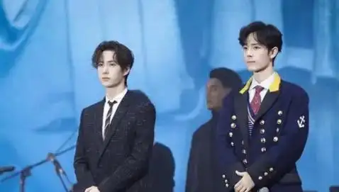 回顾把32岁肖战跟26岁王一博放一起对比我才明白骨相很好看