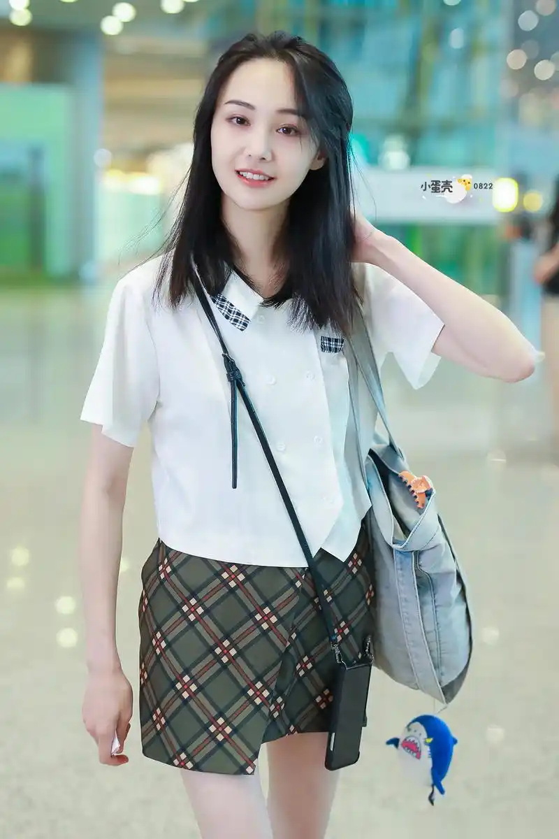 郑爽最近频繁营业,这组机场街拍看得出郑爽瘦的可怕,腿还是那么细,要