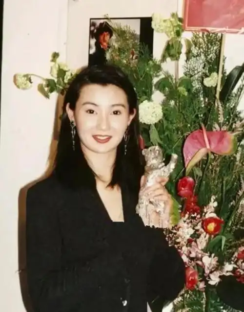 回顾走红25年穿地摊货的张曼玉住贫民区事实证明何炅的话没错