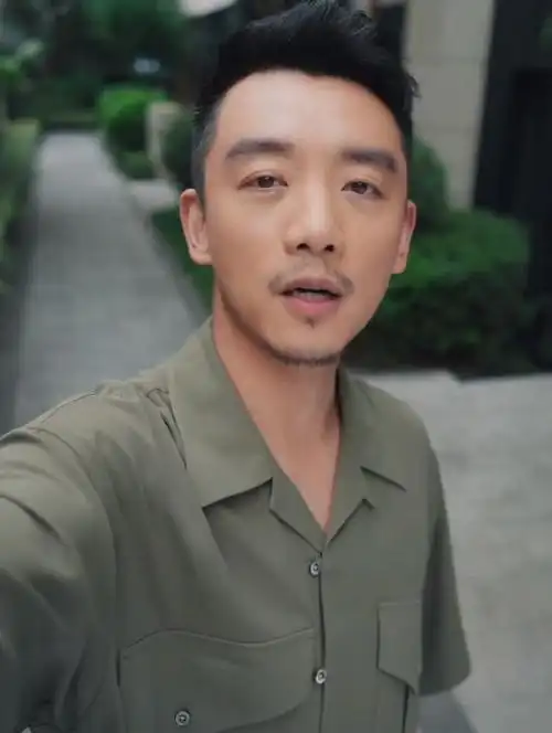 郑恺暴瘦出镜眼皮浮肿胡子拉碴显沧桑网友苗苗压垮了他