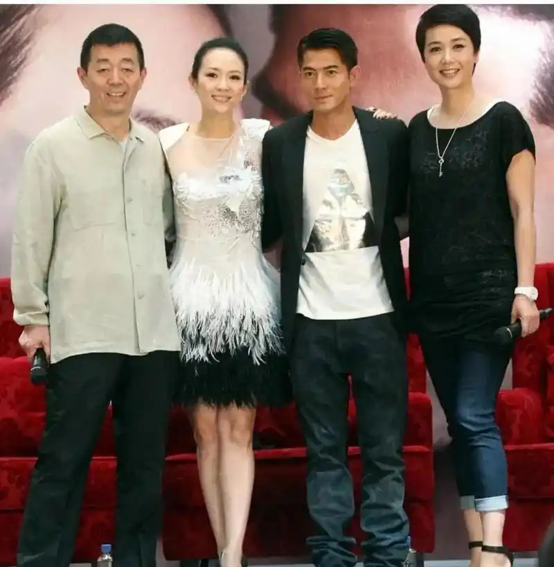 蒋雯丽与众明星合影,身高只有1米六九的她显得如此高大,看起来就一米