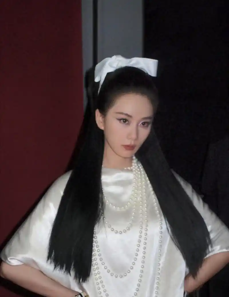 不知道为什么,刘诗诗这些照片的神态超像杨幂,尤其是第四张