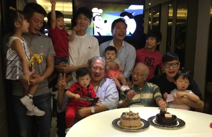 洪天明洪天祥洪天照都帅气无敌,洪金宝三代同堂!抱著小孙子乐开了花