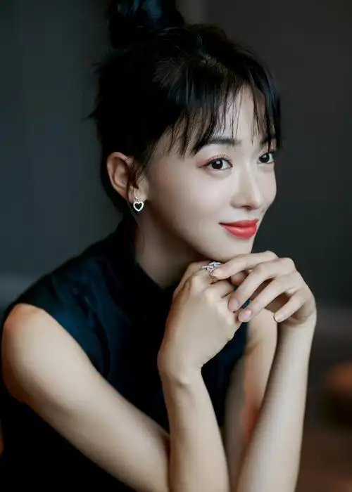 吴谨言亮相优秀电视剧百日展播活献唱我爱你中国