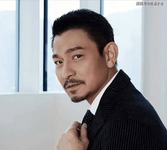 天王刘德华父亲葬礼,紧牵妻女现身殡仪馆,吊唁者都是圈内大咖_刘礼