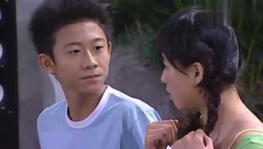 家有儿女54小雪弯腰小雪给刘星铰头太搞笑了吧