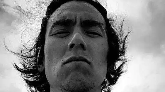 38岁彭于晏晒自拍,头发凌乱胡子拉碴,却获赞:有梁家辉的影子