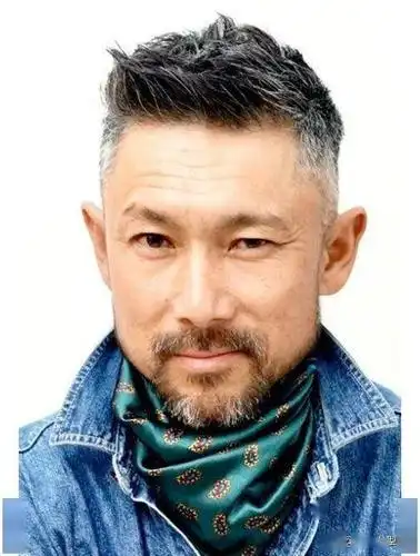 尤其是过了50岁以后的男士,露额发型不仅可以展现出稳重帅气,还能体现