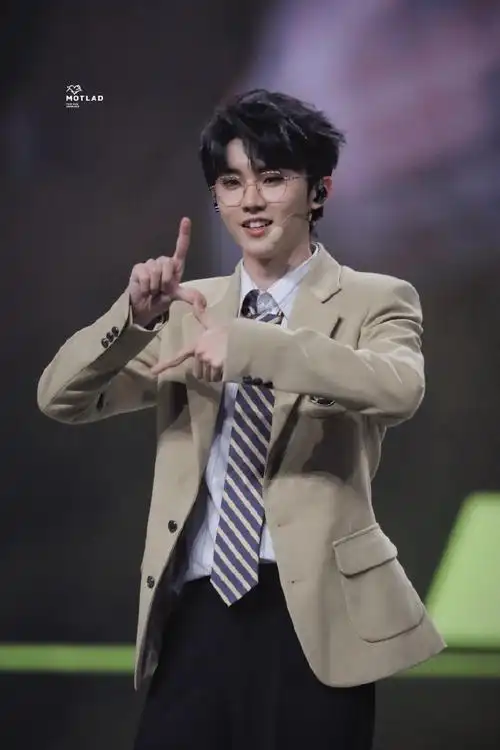 马嘉祺叁重楼暨出道四周年演唱会##马嘉祺爱心露背拖尾礼服##时代