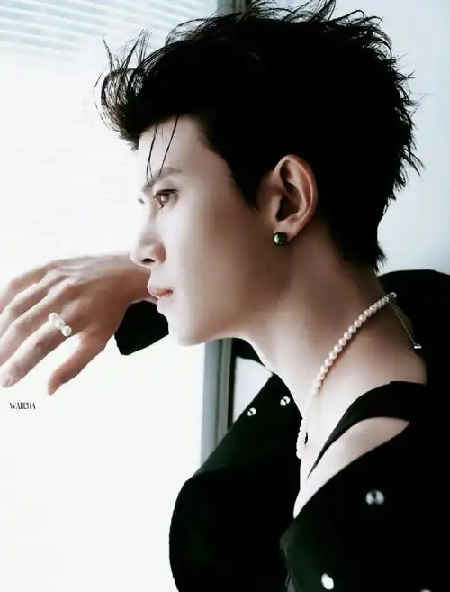 这侧颜,下颚,香肩,喉结好撩啊!#任嘉伦