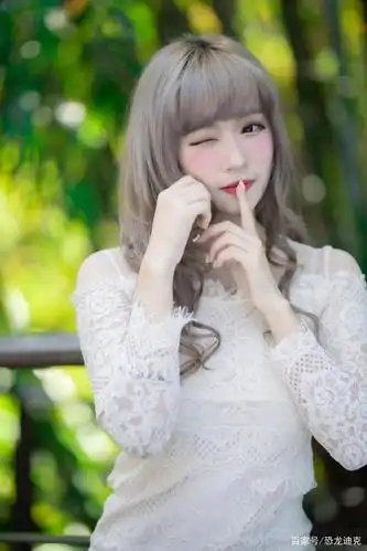 俏皮可爱的娇小女生,穿上甜甜的裙子很迷人