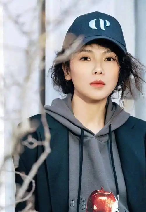 45岁刘涛晒自拍照,眼角皱纹明显,被疑整容似网红脸_王珂_网友_照片