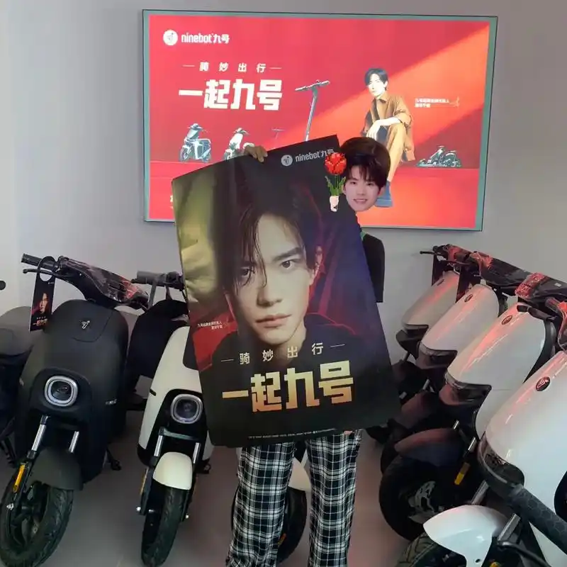 一起九号～海报真的超级大!#九号电动车 #易烊千玺 - 抖音