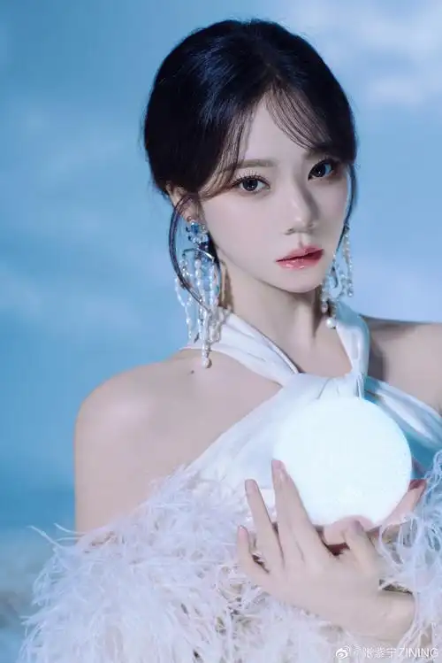 张紫宁  白色长裙如波光粼粼的江水,羽毛装饰如诗如画,与夜空中的星辰