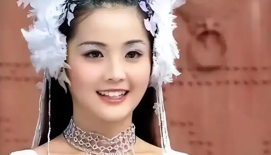 蔡卓妍告诉你傻白甜女主是什么样的?