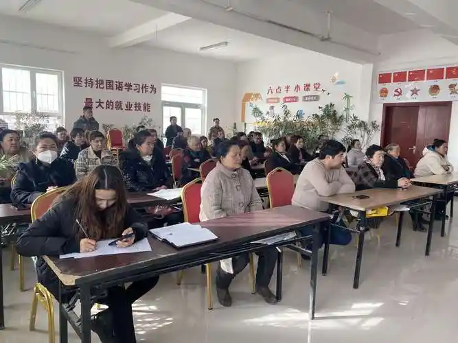 在宣讲活动中,草根宣讲员艾海提·穆萨,再努尔·阿西木用通俗