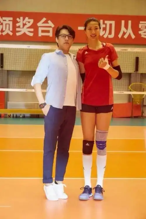 靳东身高多少1米83靳东与2米袁心玥同框