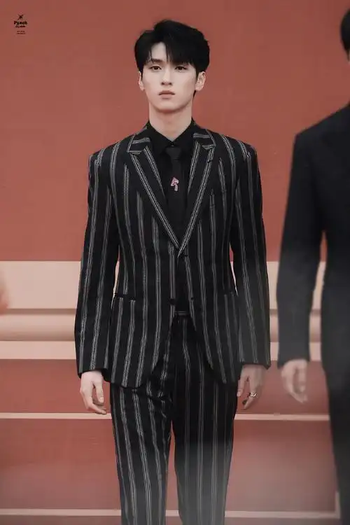严浩翔北影节条纹西装造型