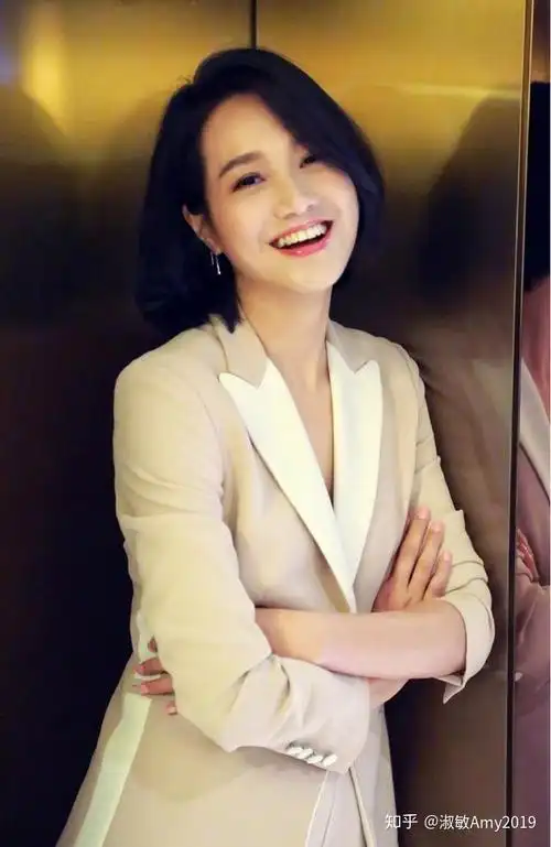 穿杏色西装配阔腿裤的朱丹气场高级齐肩短发超加分气质优雅