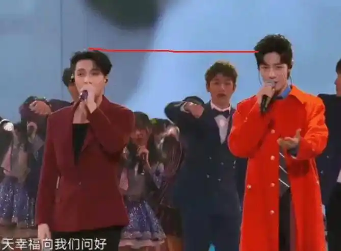 原创肖战张艺兴同台表演帅气又撩人一看身高这差距有点明显