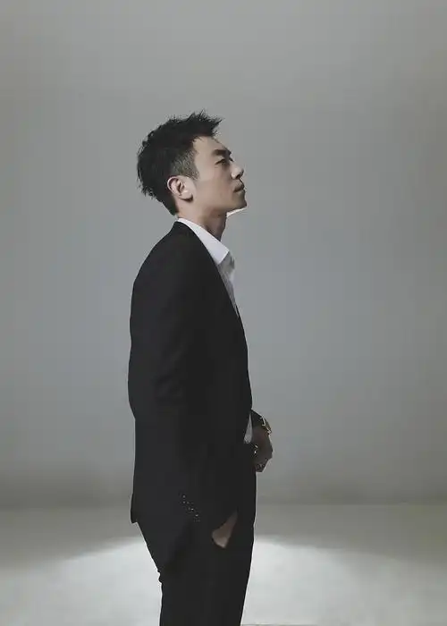 朱亚文垂眸沉思氛围感十足穿立体剪裁西装优雅绅士