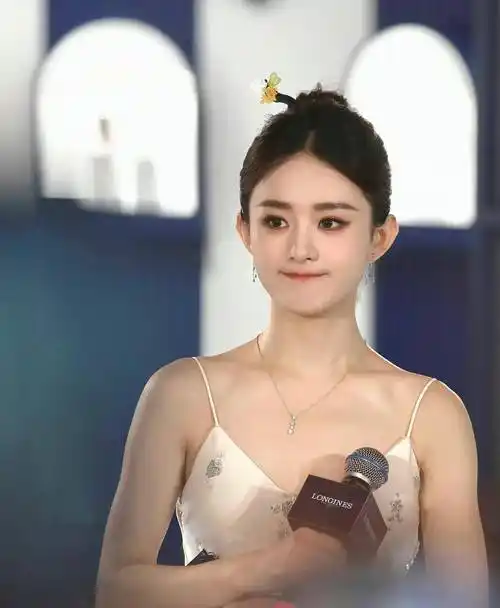 赵丽颖近期颜值开挂,比美场合基本没输过,天啊谁敢信她已经35了_春夏