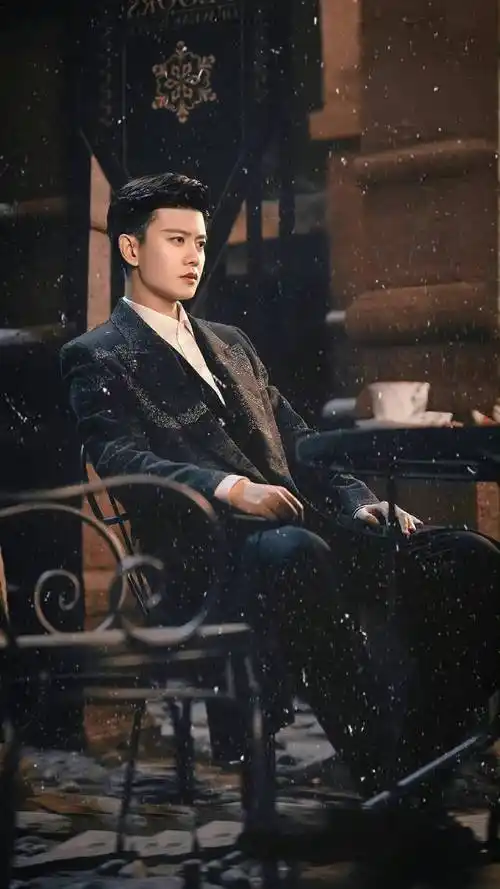 任嘉伦《请君》花式风衣秀剧照