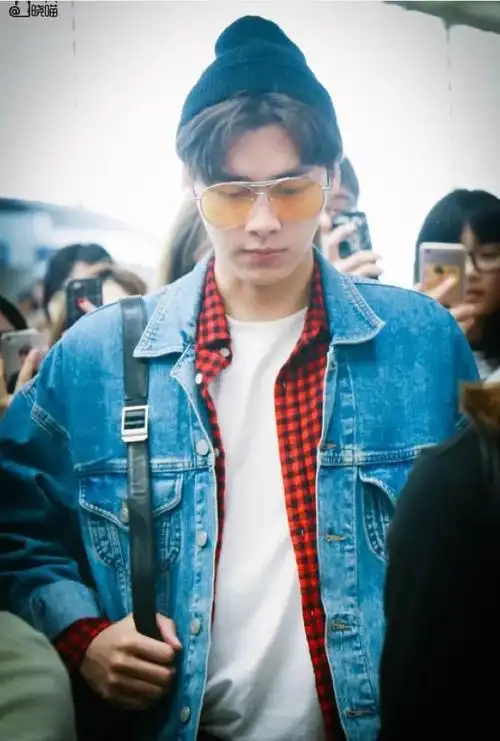 181cm李易峰曾出席活动,穿花格子长外套,网友:脖子以下全是腿!