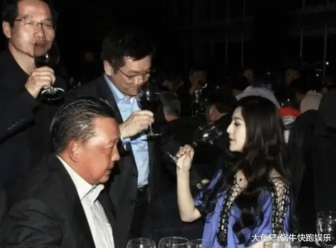 范冰冰和大佬照片流出, 桌子下的行为耐人寻味, 网友: 洗不白了