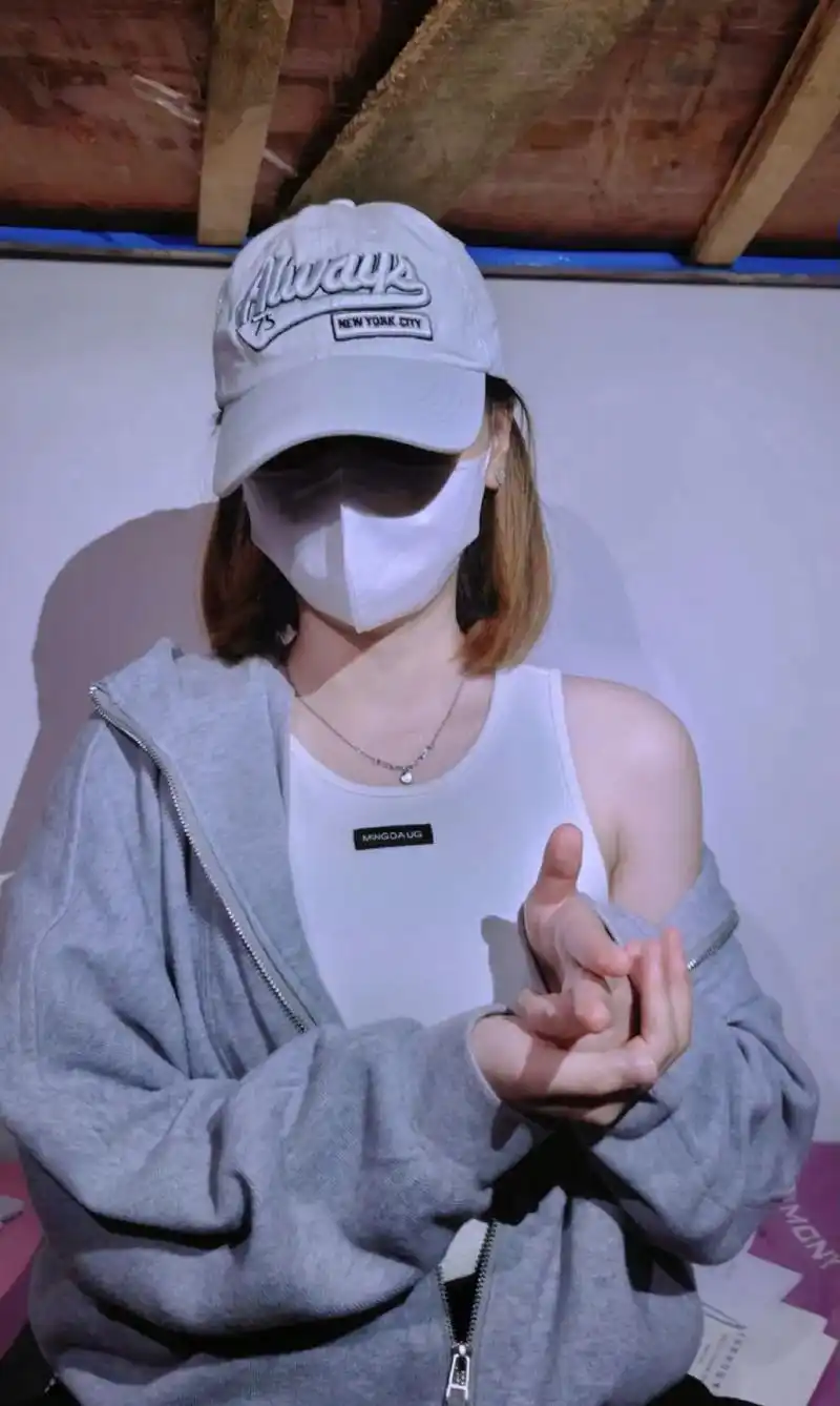 短发 #锁屏壁纸#手势爱心 #让你对象给你拍  - 抖音