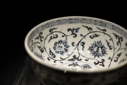 根据青花瓷器艺术风格的演变,明代民窑青花的分期一般划分为六个阶段