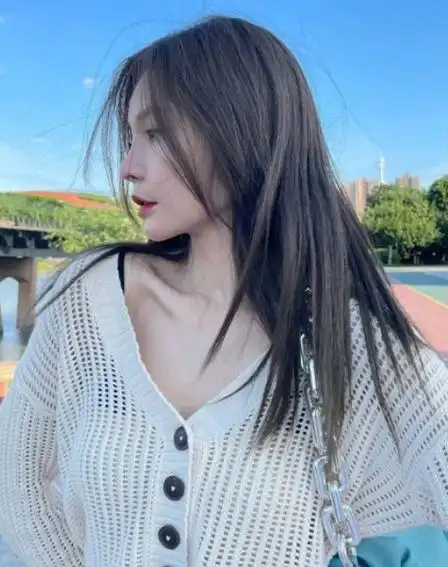 沈梦辰穿大v领针织衫,真空上阵秀锁骨,辣妹氛围感十足|v领|高腰|穿搭|