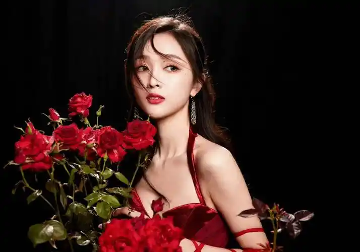 吴宣仪玫瑰红裙写真 人比花娇 时尚妖娆