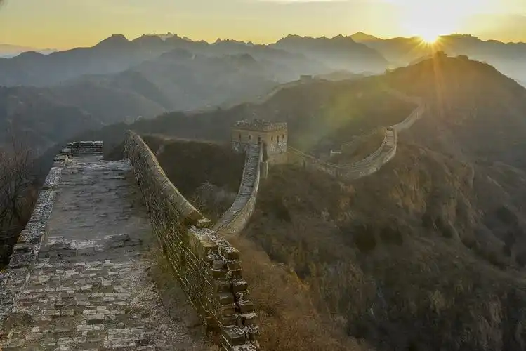 2022年1月19日,河北承德,金山岭长城日出美景.视觉中国