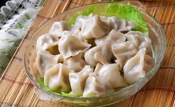 可以这么说,一个北方饺子能抵南方饺子2-3个的量.
