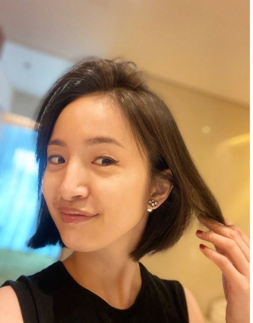 林依晨短发素颜自拍照溢出屏幕的可爱