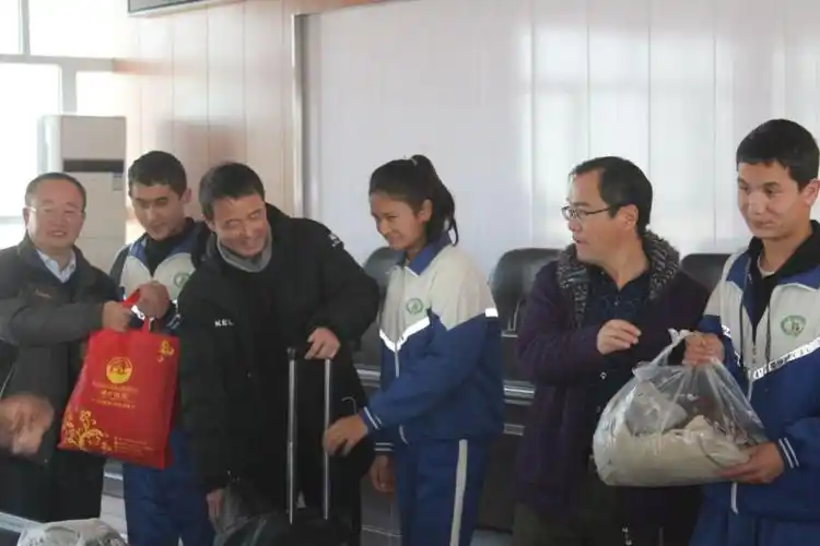爱心真爱无言冬日不寒上海援疆支教教师为叶城县第四中学学生捐赠爱心