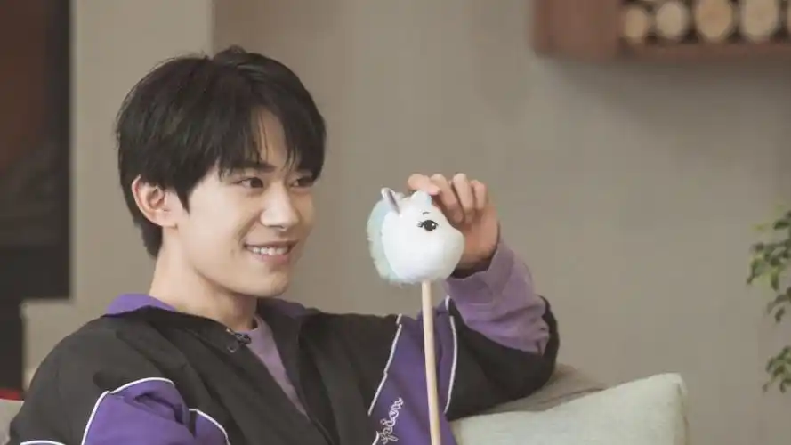 易烊千玺紫色拼接运动套装休闲迷人写真