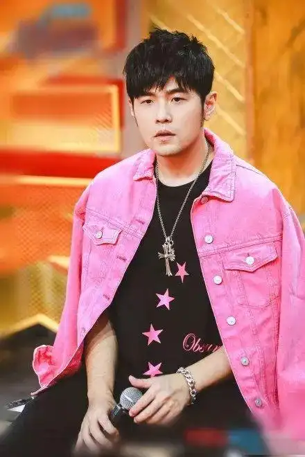 周杰伦的外套和t恤印花也是完美配套.